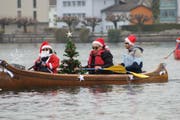 Dieser Weihnachtsbaum vor Buochs macht eine kleine Ausfahrt auf dem See. (Bild: Reiser Edgar)