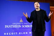 Nach einem tödlichen Unfall mit einem selbstfahrenden Tesla Elektroauto soll Firmenchef Elon Musk Ende des Monats vor einem Ausschuss des US-Senats erscheinen. (Archivbild vom Dezember 2015 in Paris). (Bild: Keystone/AP/Francois Mori)