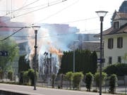 Am Sonntagnachmittag brannte eine Hecke beim Bahnhof Sursee. (Bild: Leserreporter)