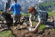 Christine Pümpin vom archäologischen Institut Basel sucht im Surenengebiet nach Zeugnissen früheren Lebens. (Bild: Anian Heierli / Neue UZ)