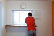 Ein zentraler Streitpunkt bei der Abstimmung über die Asylgesetzrevision ist der kostenlose Rechtsbeistand während des Verfahrens. Im Bild: ein Asylbewerber vor dem Empfang eines Transitzentrums. (Bild: Keystone/-Gian Ehrenzeller)