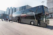 Ein Doppelstock-Bus von Domo Reisen. (Bild: Gaëtan Bally/Keystone (Kloten, 1. November 2017))