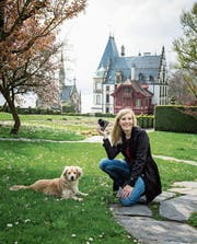 Hochzeitsfotografin Marianne Schulze beim Schloss Meggenhorn. (Bild: Roger Grütter (Meggen, 6. April 2017))