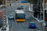 Ein Bus auf der Christoph-Schnyder-Strasse in Sursee. Die Parkplätze am Strassenrand erschweren das Kreuzen mit dem übrigen Verkehr. (Bild: Pius Amrein / Neue LZ)