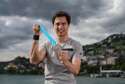 Der Immenseer Max Heinzer zeigt in Montreux seine EM-Silbermedaille, die er sich im Degen-Einzel holte. (Bild Valeriano Di Domenico)