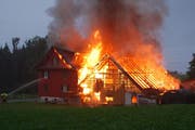 Der Schopf nebem den Wohnhaus stand innert Kürze in Vollbrand. (Bild Luzerner Polizei)