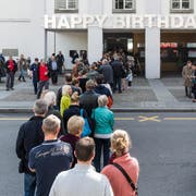 Noch vor dem Start des Vorverkaufs für «Emil - No einisch!» bildete sich eine lange Schlange vor dem Luzener Theater. (Bild: PD / Ingo Höhn)