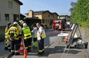 Die Einsatzleitung bespricht sich. (Bild: Robert Hess / Neue OZ)