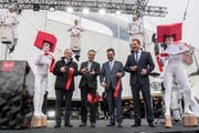 Sie schnitten das Band durch (von links): Robert Küng (Regierungsrat Luzern), Daniel Gasser (Gemeindepräsident Ebikon), Max Hess (Gemeindepräsident Dierikon) und Jan Wengeler, Direktor der Mall of Switzerland. (Bild: Nadia Schärli)
