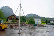 Jetzt wird schon mal die Mobilfunkantenne provisorisch an einen neuen Standort versetzt. Danach wird im November die Talstation abgerissen und der Parkplatz renaturiert. (Bild: Erhard Gick / Neue SZ)