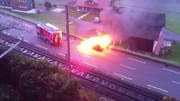 Das Auto geriet in den frühen Morgenstunden in Vollbrand. (Bild: Leserbild Pirmin Moser)