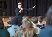 Der amerikanische Komponist David Lang probt mit den Luzerner Kantischülern. (Bild: Pius Amrein (Luzern, 12. März 2018))