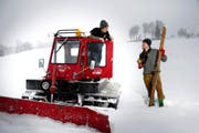 Stefan Süess (links) und Martin Krieger organisieren das Skirennen von Sigigen nach Ruswil – und haben dafür ein Pistenfahrzeug mit Baujahr 1981 gekauft. (Bild Corinne Glanzmann)