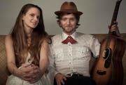 Rene Coal Burell und Sarah Bowman bilden das akustische Duo Famous October. (Bild: PD / Jesco Tscholitsch)
