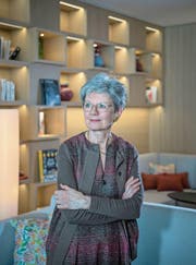 Verena Briner in der Bibliothek des Waldhotels Bürgenstock. (Bild: Pius Amrein (2. März 2018))