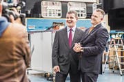 Glatte Übergabe: Stadler-CEO Spuhler (links) und Nachfolger Ahlburg am Firmensitz in Bussnang. (Bild: Thi My Lien Nguyen (20. September 2017))