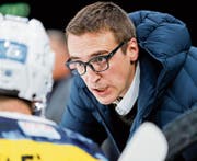 Ambri-Trainer Luca Cereda gibt einem seiner Spieler Anweisungen. (Bild: Christian Merz/Keystone (Zürich, 9. Oktober 2017))