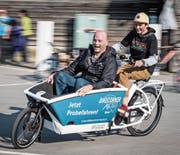 Mike Hutter (hinten) chauffiert die Besucher über das Gelände. (Bild: Christian Herbert Hildebrand (Zug, 25. März 2018))