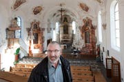 Kirchenratspräsident Ueli Portmann in der innen sanierten Pfarrkirche in Luthern. (Bild: Boris Bürgisser / Neue LZ)