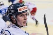 Dario Wüthrich der EVZ Academy wird für einen Schlag gegen den Schiedsrichter bestraft. (Bild: Christian Herbert Hildebrand)
