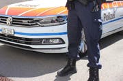 Ein Polizist der Zuger Polizei vor einem Einsatzfahrzeug (Symbolbild). (Bild: Zuger Polizei)