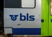 Ein Mechaniker kontrolliert Raeder im BLS Depot Aebimatt, am Dienstag 3. Dezember 2013, in Bern. Heute entscheidet der Verwaltungsrat der BLS Loetschbergbahn, wo das Bahnunternehmen in Zukunft seine Zuege wartet und repariert. Momentan betreibt die BLS vier Werkstaetten. Jene in der Aebimatt wird bis Ende 2019 schliessen muessen. (KEYSTONE/Peter Schneider) (Bild: PETER SCHNEIDER (KEYSTONE))