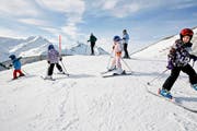 Wintersportbegeisterte vergnügen sich auf der Mörlialp im Kanton Obwalden. Bild: Mischa Christen/Keystone