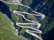 Luftaufnahme der Tremola-Passstrasse hinauf zum Gotthard (Bild: KEYSTONE/ALESSANDRO DELLA BELLA)