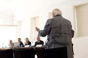 Ein Opfer eines Kinderheimes spricht anlässlich einer Medienkonferenz zu den Vorkommnissen in Kinderheimen im Kanton Luzern. (Bild: Keystone)