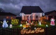 Beleuchtete Weihnachtsdekoration und der Schriftzug "Frohes Fest" erhellen am Abend des 05.12.2017 einen Garten mit Einfamilienhaus in Pillgram (Brandenburg). (zu dpa Ufo zwischen Wohnhäusern: Weihnachtsbeleuchtung extrem vom 11.12.2017) (KEYSTONE/DPA/Patrick Pleul) (Symbolbild: Patrick Pleul / Keystone / DPA)