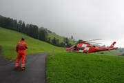 Die Rega wartet unterhalb der Unfallstelle auf Einsatzanweisungen. (Bild: Adrian Venetz / Neue OZ)