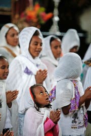 Eritreische Christen pflegen auch in der Fremde ihren Glauben – hier an einem Gottesdienst in Unterägeri. (Archivbild Stefan Kaiser)