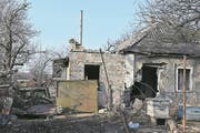 Ein von Artillerie getroffenes Haus in Pesky. (Bild: André Widmer, Awdijiwka, 15. März 2017)