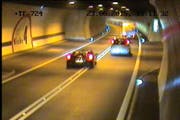 Ihm möchte man nicht begegnen: Der Ferrarifahrer setzt in der Kurve zu einem Überholmanöver an. (Bild: Kantonspolizei Obwalden)