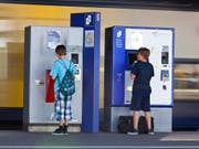 Ab 11. November gibt es hier nicht mehr nur Bahnbillette, sondern auch Bitcoin zu kaufen: SBB-Billettautomat. (Archivbild) (Bild: Keystone/MARTIN RUETSCHI)