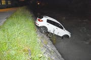 Das Auto rollte plötzlich vom Parkplatz in die Engelberger Aa. (Bild: Kantonspolizei Nidwalden)