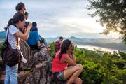 Eine Touristengruppe am Mount Phousi in Laos. Bild: Leias Tyler/Getty (Luang Prabang, 15. September 2014)