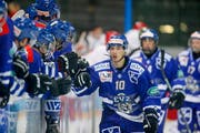 Die Zuger Elite-A-Junioren in der Bossard-Arena gegen Lausanne. In der nächsten Saison dürften die besten Junioren in dem vom EVZ gegründeten NLB-Team zum Einsatz kommen. Damit will der Verein die Nachwuchsarbeit weiter stärken. (Bild: Stefan Kaiser)