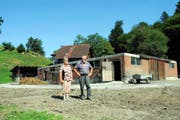 Ursi und Karl Durrer vor den Grundmauern ihres Hofs. Der hölzerne Teil darüber ist restlos verbrannt. (Bild Christoph Riebli)