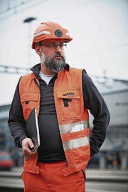 Roman Steiner koordiniert die Wiederinstandstellungsarbeiten vor dem Bahnhof Luzern. (Bild: Jakob Ineichen / LZ (Luzern, 24. März 2017)))