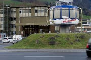 Bei diesem Kreisel an der Kreuzstrasse in Stans geschah der Unfall. (Bild: Corinne Ganzmann / Neue LZ)
