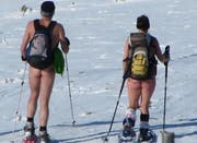 Nackt-Schneeschuhwanderer auf dem Glaubenberg. (Archiv Leserbild Josef Kiser)