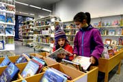 Die Bibliothek Ruopigen soll geschlossen werden aus Spargründen. (Bild: Neue LZ / Nadia Schärli)