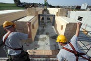 Der Neubau des Schulhauses Eichmatt ist nur ein Grund, weshalb Cham für eine nachhaltige Energiepolitik ausgezeichnet wurde. (Bild Christof Borner-Keller/Neue ZZ)
