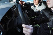 Eine Fahrschülerin bekommt während der Fahrschule von ihrem Fahrlehrer Anweisungen. (Bild: Archiv Neue LZ)