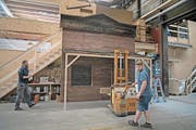 René Giger (links) und Daniel Koch bauen bei der Massholzbau GmbH an der Westernstadt. (Bild: Corinne Glanzmann (Malters, 10. Mai 2017))