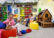 Für viereinhalb Stunden die Woche spielen die Kinder in den selbst hergerichteten Räumen der Spielgruppe «Chnopf». (Bild Stefan Kaiser)