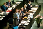 Finanzdirektor Marcel Schwerzmann (stehend) spricht während der Budget-Debatte im Kantonsrat. (Bild: Boris Bürgisser / Neue LZ)