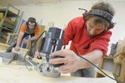 Die Schreiner David Bechelen, rechts, und Fredy Suter arbeiten an der Musical-Bühne. (Bild Dominik Hodel/Neue ZZ)