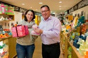 Der Ladenschluss-Strafbefehl gegen das Kosmetikgeschäft ist aufgehoben: Tanja Simion von der Lush Switzerland AG und Franz Stalder, Präsident City-Vereinigung Luzern, freuen sich über den Entscheid der Luzerner Staatsanwaltschaft. (Bild Dominik Wunderli)